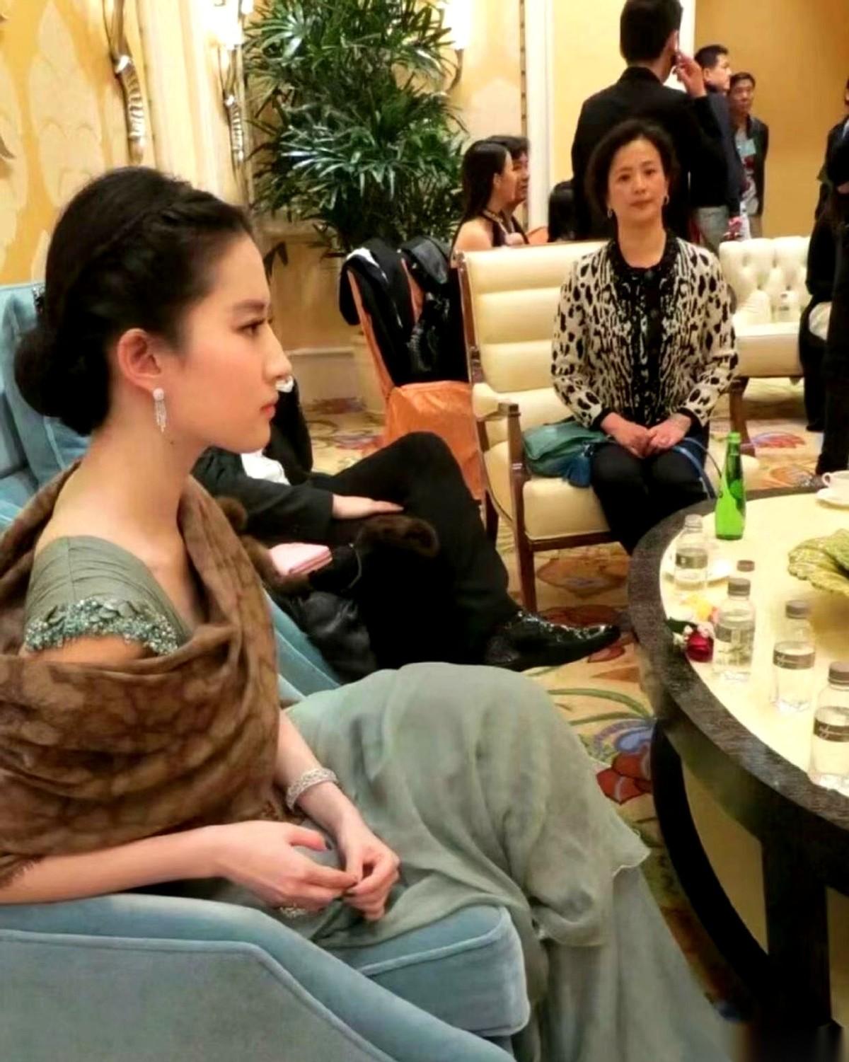 刷到一张刘亦菲发呆的照片，突然就懂了什么叫“气质”这东西。
就那么很无聊地坐着，