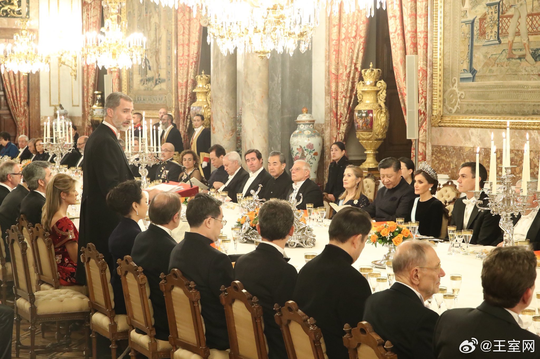 西班牙王室 🇪🇸11月9日，当地时间11：50分费利佩国王和莱蒂齐亚王后将于