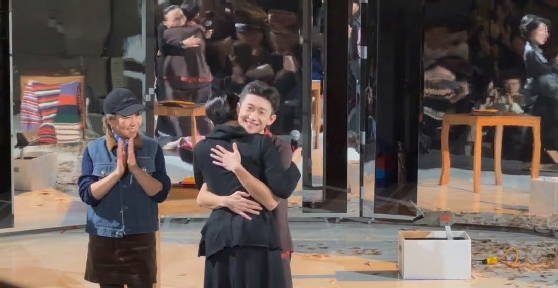 宋丹丹看张一山话剧哭了 感觉演那么久，那么长的相处，真是跟母子一样的