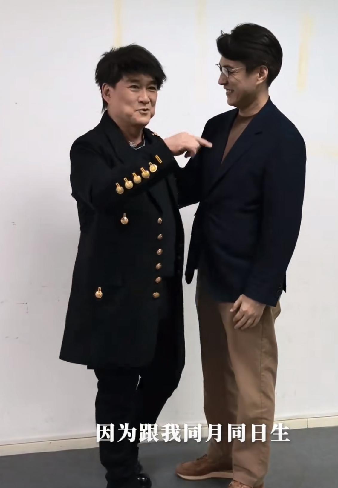 靳东探班周华健北京演唱会，他俩竟然是同月同日生！
真的是很奇妙的缘分。
没想到靳