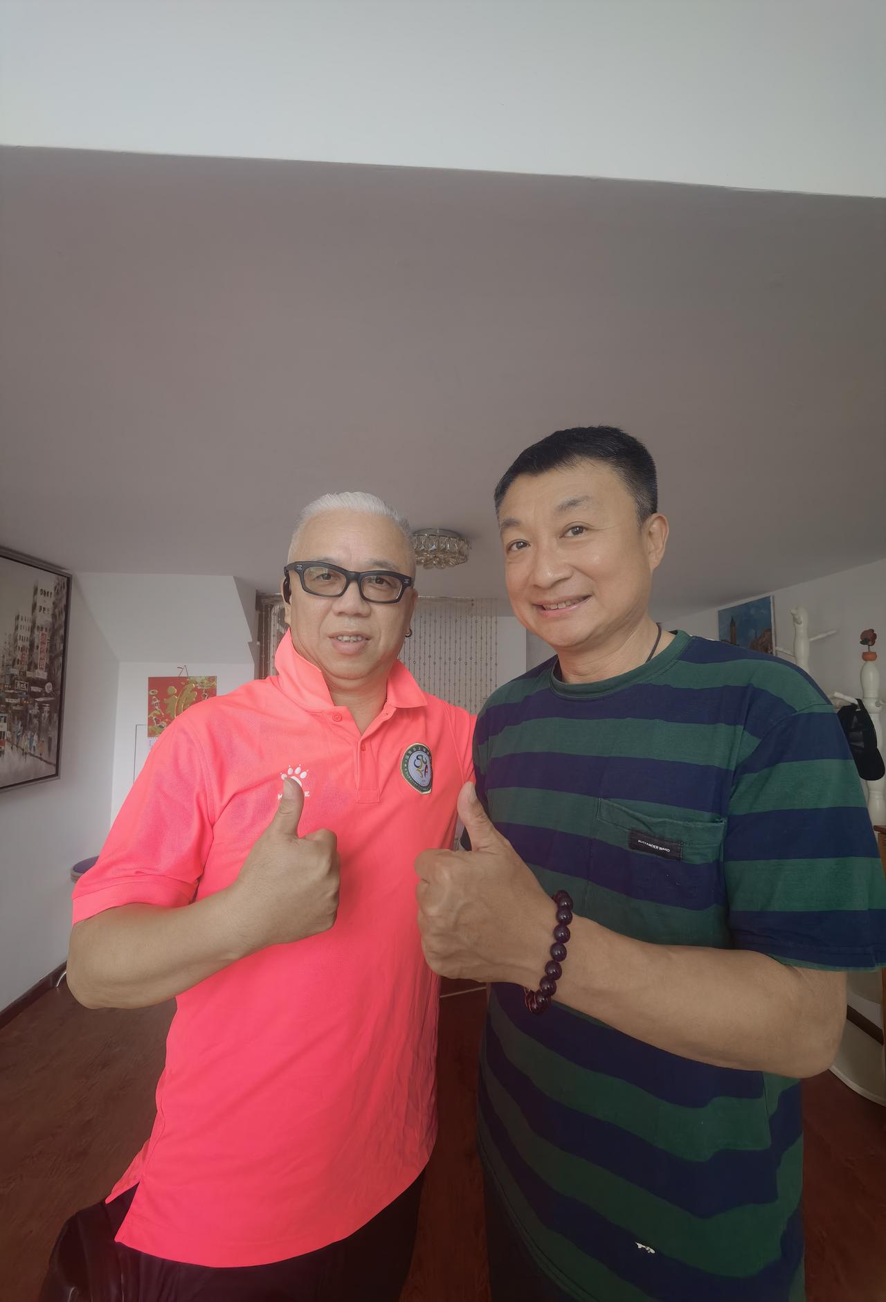 赞一下老胡[作揖]他接收了改革开放后中国第1家外资眼镜店，当时开着东门第1家麦当