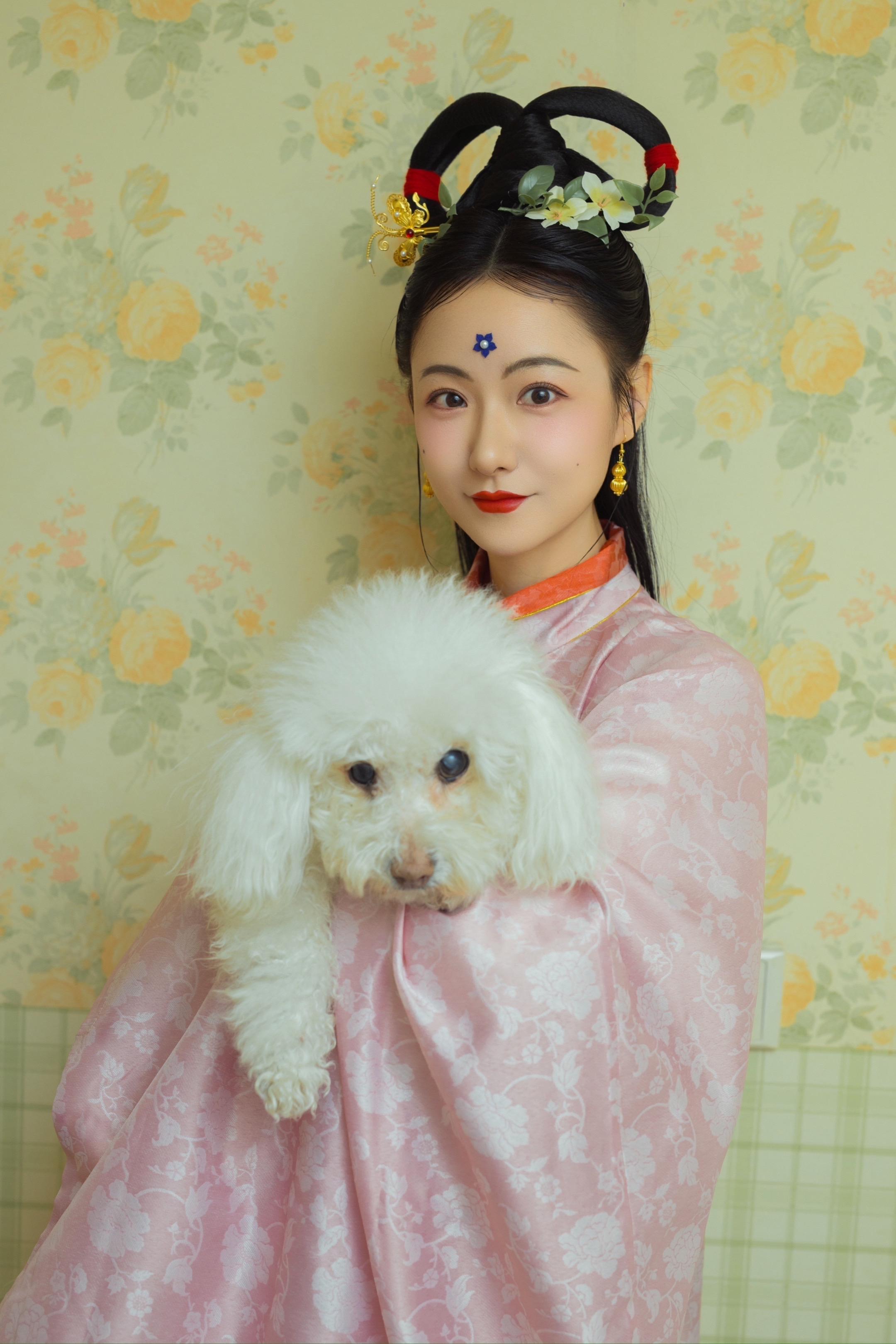 大明少女和潦草小狗。