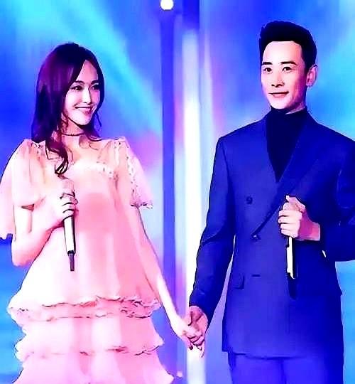 全网疯传婚变时，罗晋正熬红双眼死盯父亲病床旁的监护仪。

老人家确诊重病后，作为
