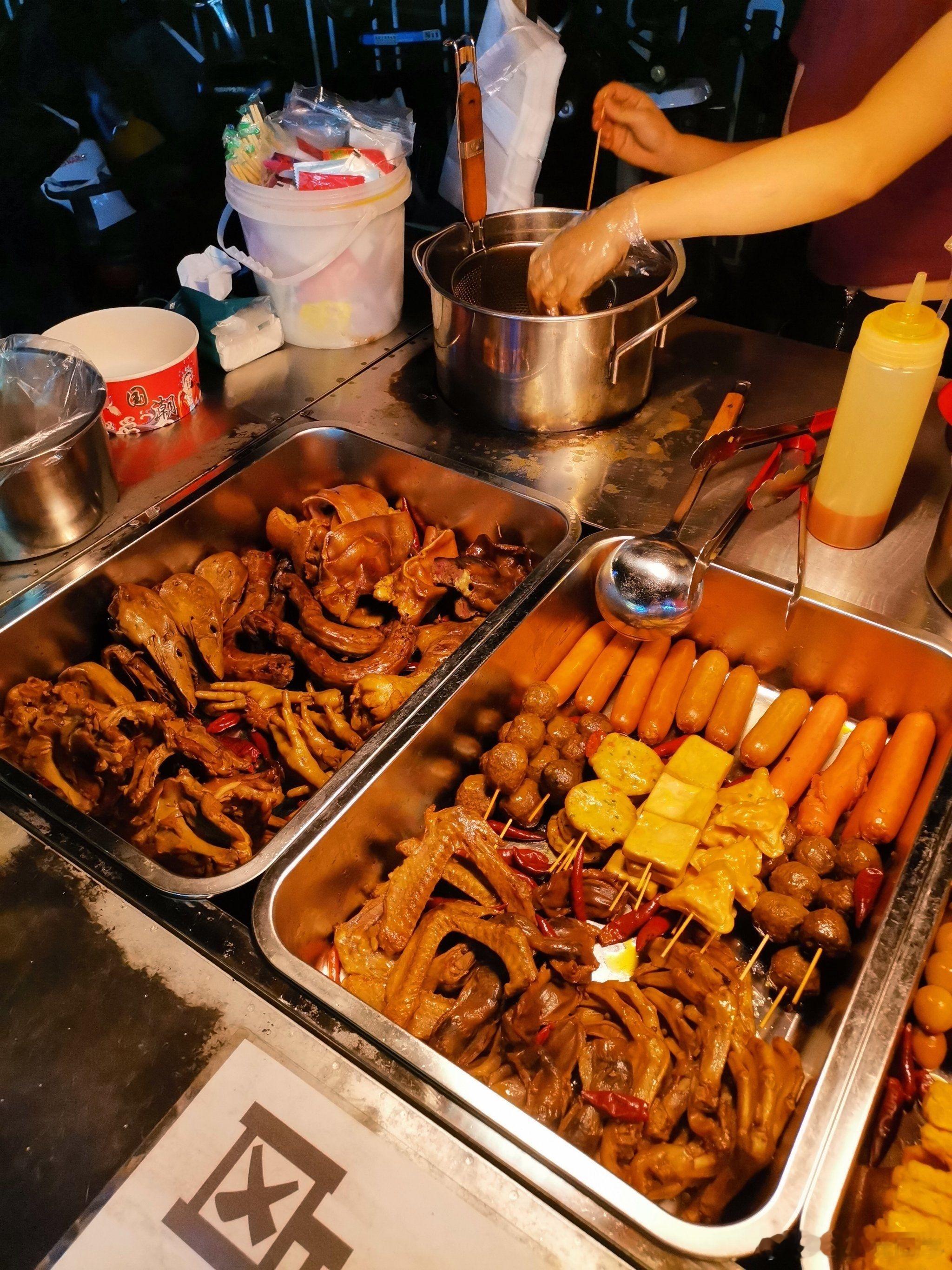 鸭货三巨头只有绝味亏了很久都没有吃过商品鸭货了，都是在好吃的地摊买，没有就不吃，