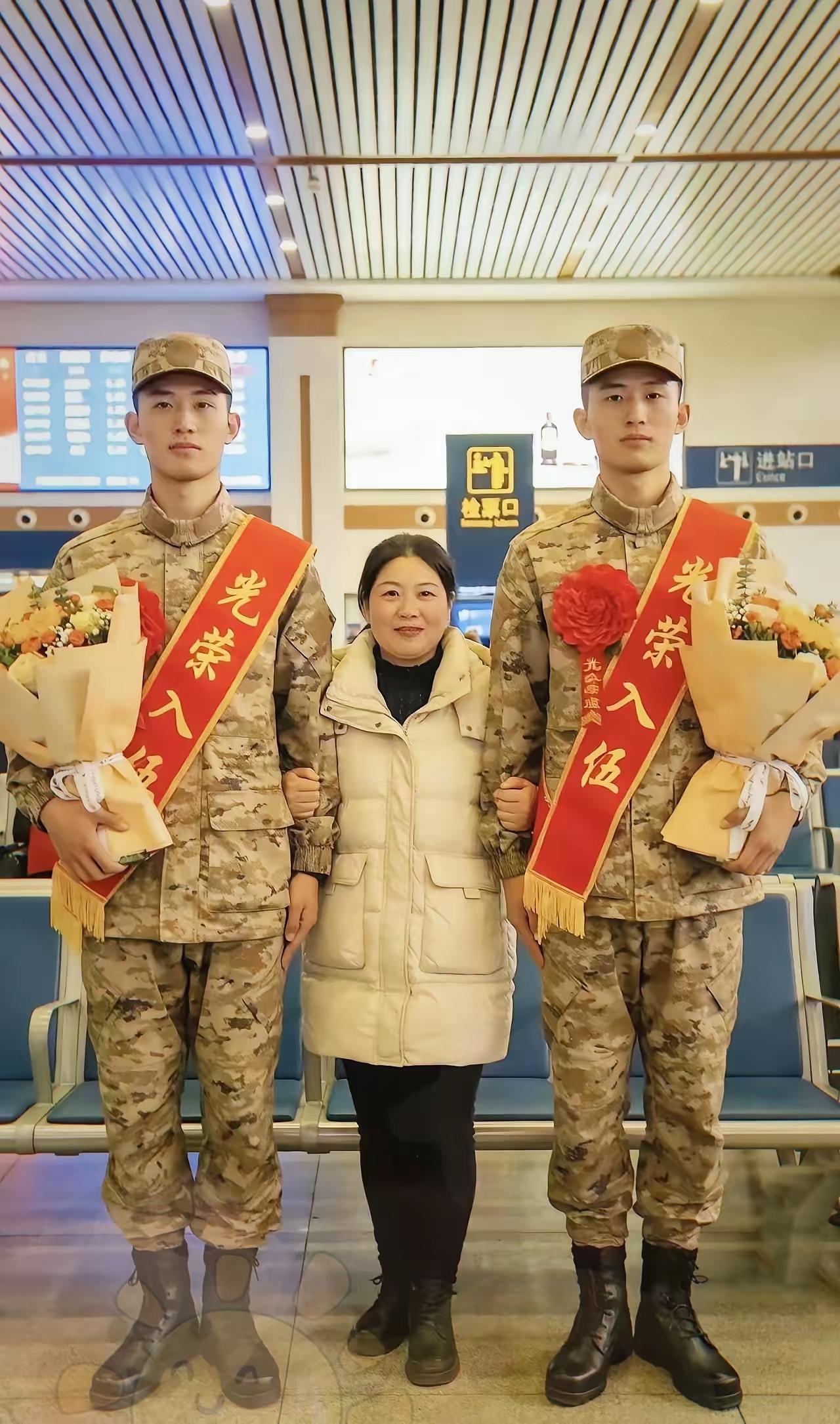 又是一年入伍季，无数优秀青年响应号召，参军入伍，实现保家卫国的军人梦。这位母亲应