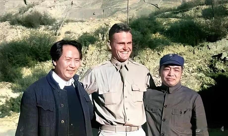 老人家和彭德怀站在这个老外的身旁，通过照片能够明显感受到，这个老外的身材是够高的