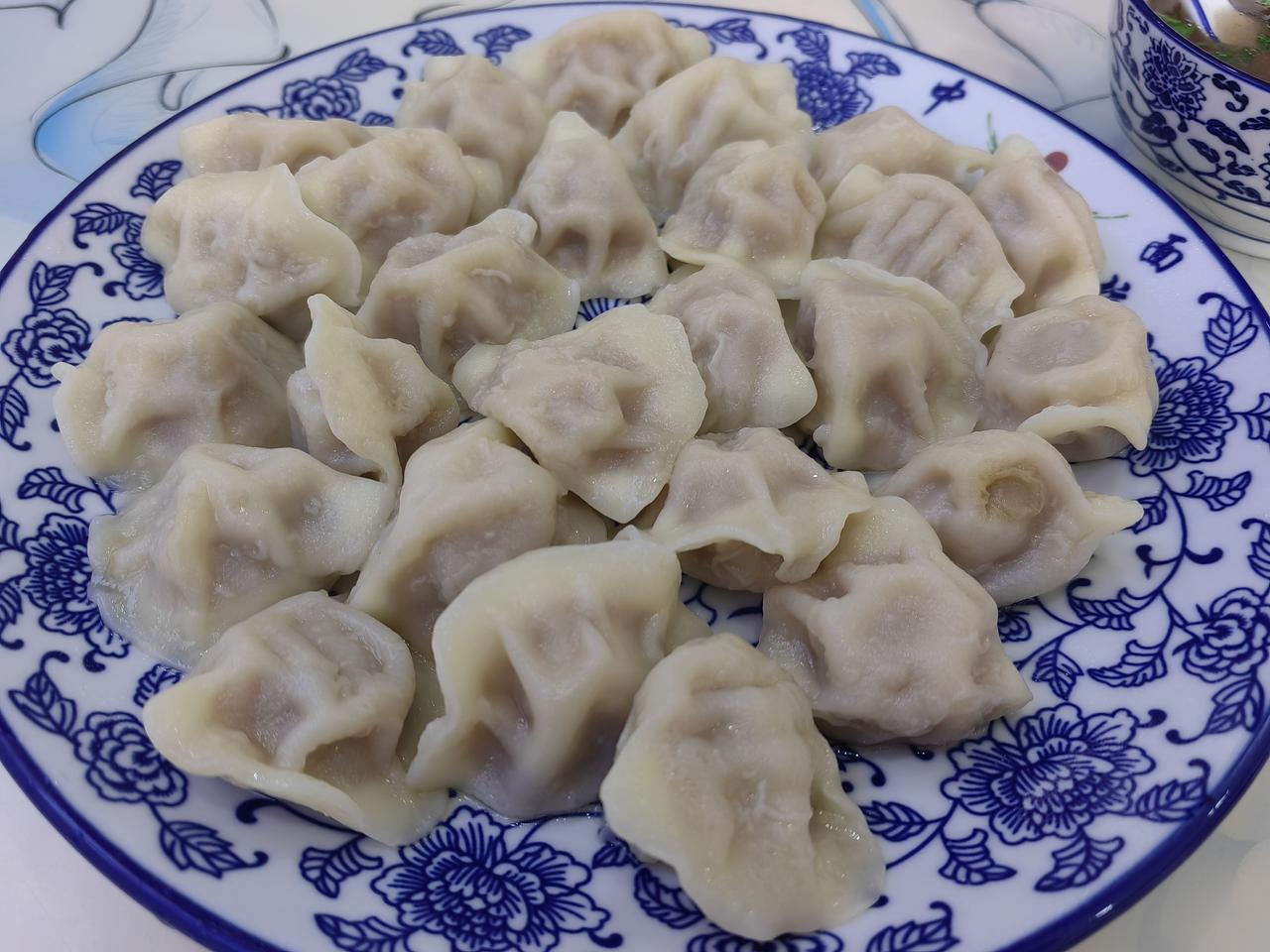 午间，小区门口的拉面店，一份饺子，14元。性价比好。