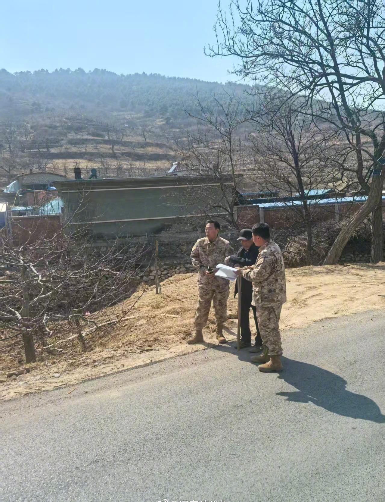 4月8日，锦州退役老兵志愿者服务队依据烈士李贵墓碑上“辽西省义县人”的信息，前往