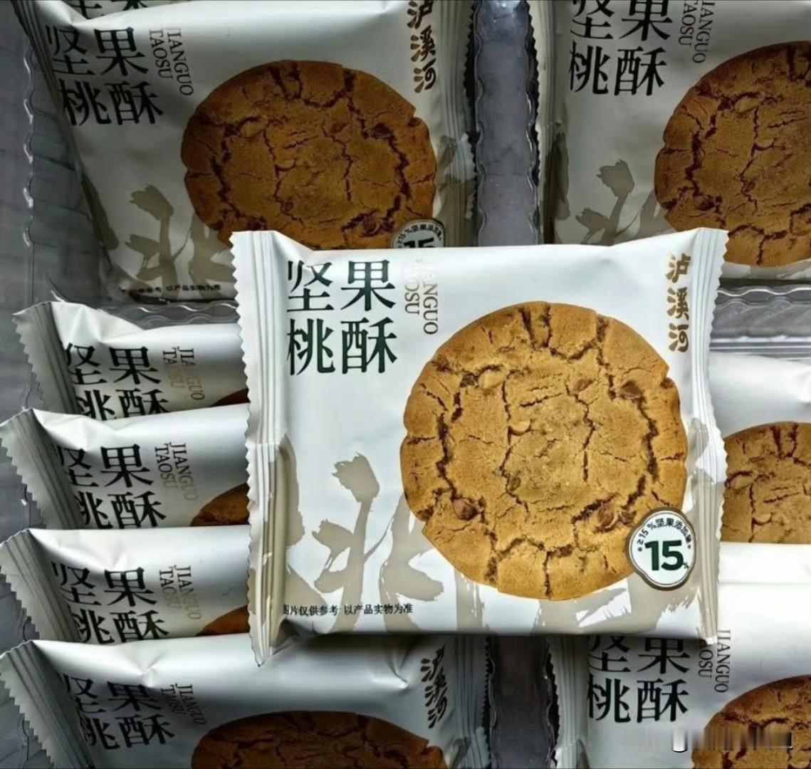 果不其然，泸溪河桃酥吃出金属牙冠的事件，迎来反转了，消费者张女士主动删除视频，已