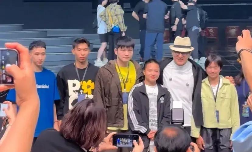奥运健儿参加了湾区电影音乐会，其中三个意外瞬间引人关注。

首先，婵宝刚回北京，