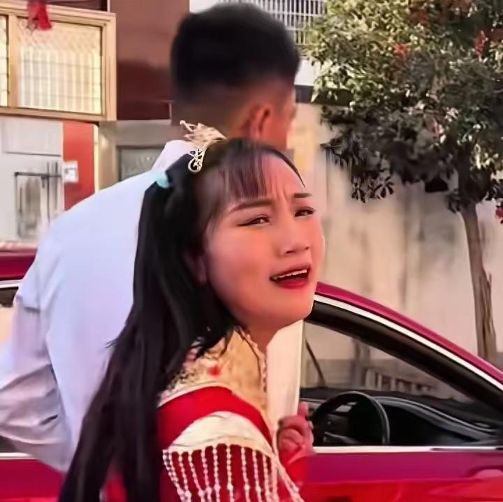 大喜之日，新娘竟当众脱下婚纱甩向新郎，转身抱着嫂子失声痛哭。这一幕让全场宾客傻了