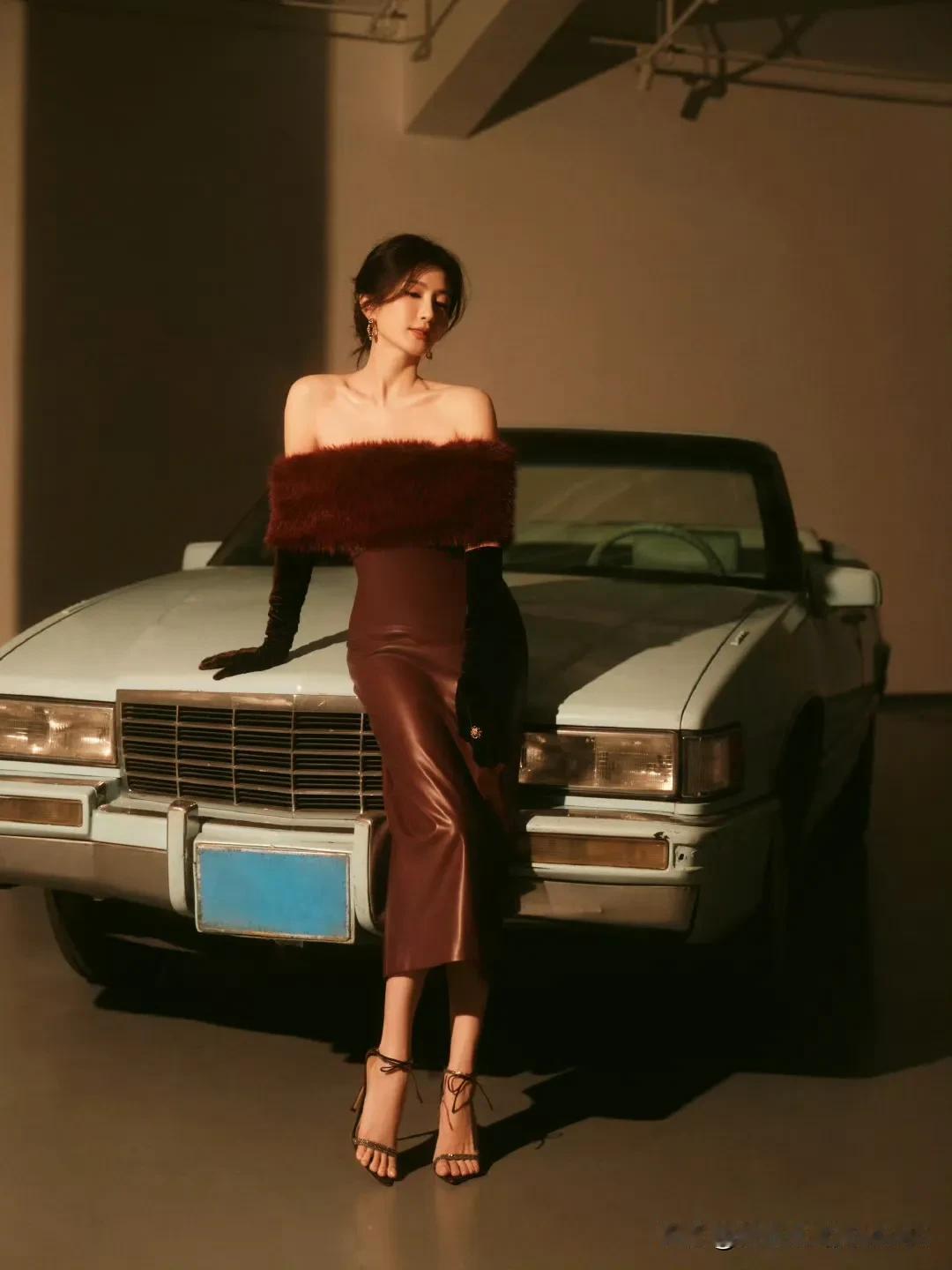 江疏影复古时髦与经典老爷车的完美结合，尽显优雅与魅力