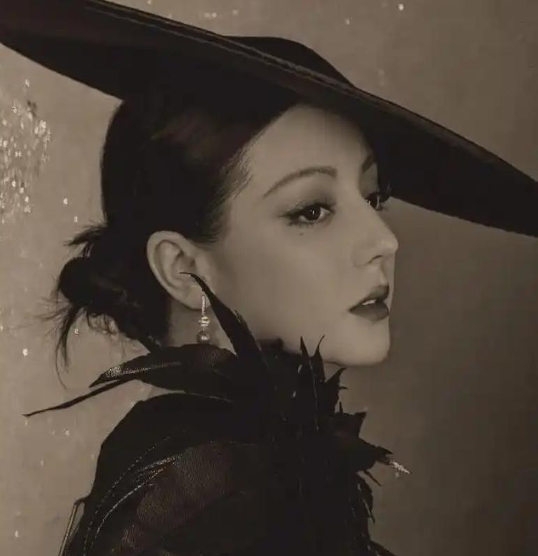 迪丽热巴这是要嘛不出席，要嘛一出席就美到每个人的心巴上了啊！
在2025年W年度