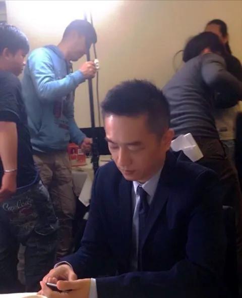 台湾演员陈昭荣挺有男人味的，文质彬彬的，叫人看上去很有安全感的样子。小时候看过他