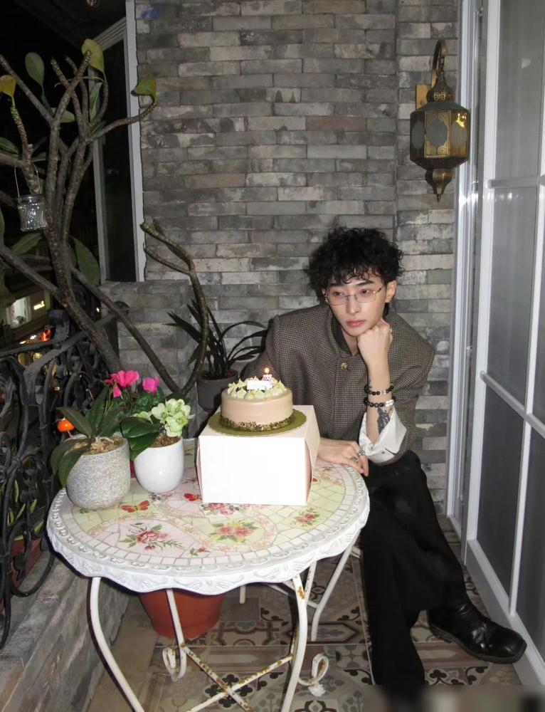 你敢信？庾恩利穿女装被大家斥责，亲爹妈却说他“清醒”！
全网怒斥他“辣眼睛”“娘