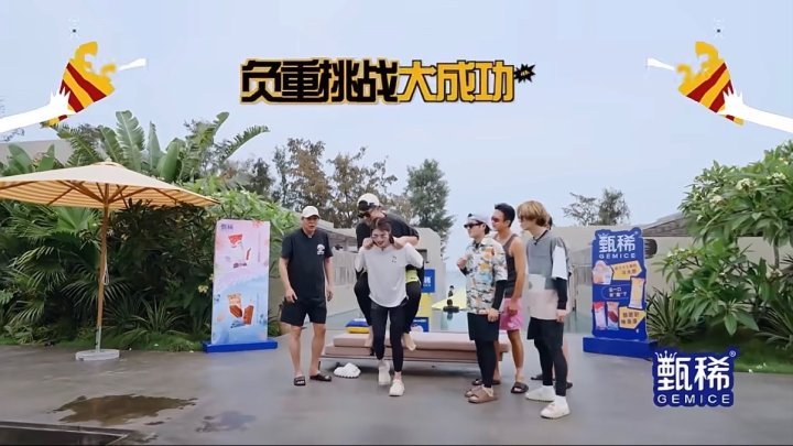 陈赫被张雨霏背害羞了张雨霏笑着就把陈赫背起来了张雨霏笑着就把陈赫背起来了