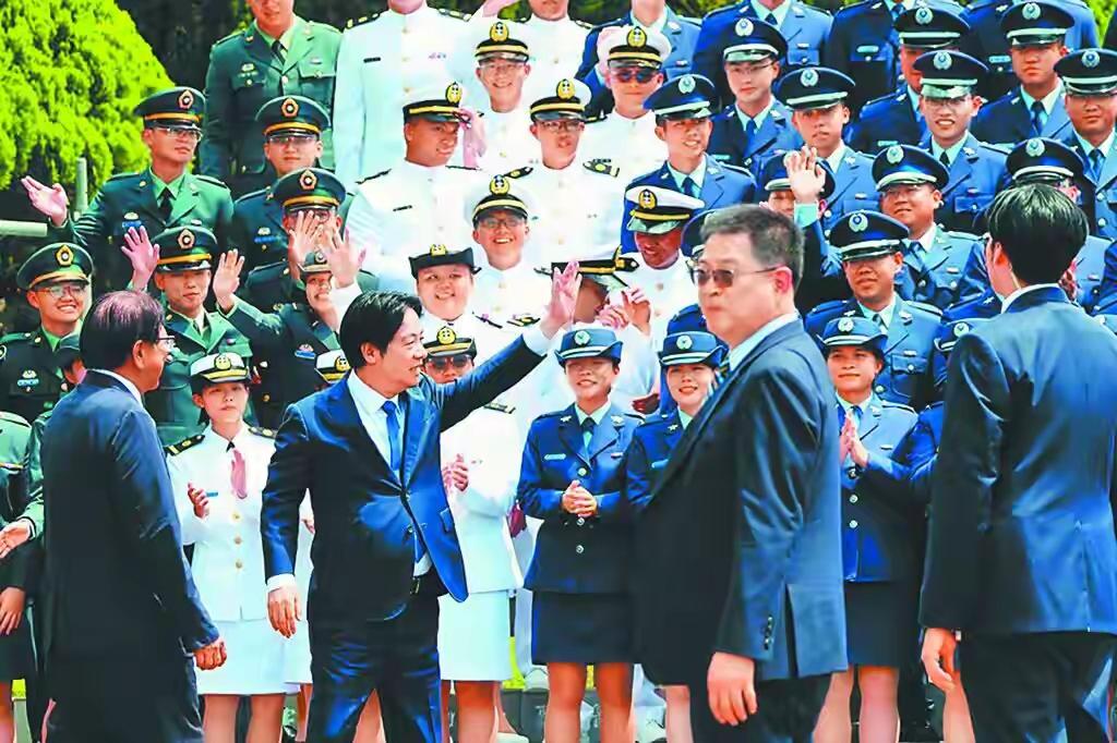 民进党要走国民党老路，开历史倒车，恢复所谓“反共爱国教育”。
         