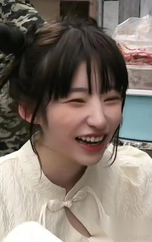 聊热点 黄一鸣承认和王思聪在一起是图钱 黄一鸣这姑娘，可不是那种说话爱拐弯抹角的