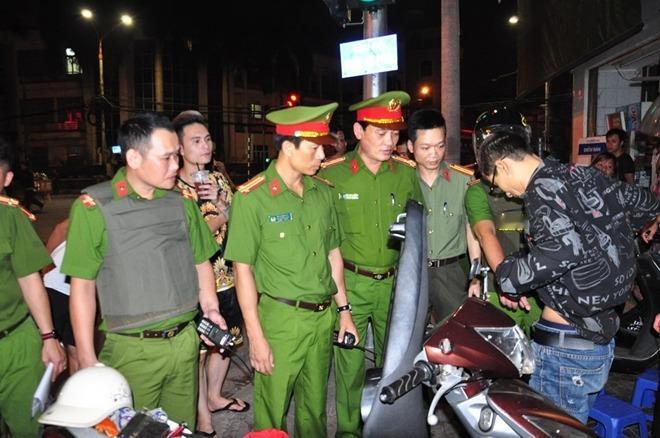越南刑警在街头检查摩托车里的物品