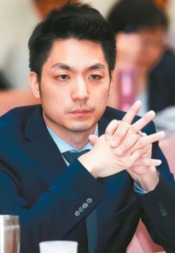 蒋氏后人公开站出来发声，想要把暂厝在台湾的蒋介石、蒋经国父子的棺椁，迁回浙江奉化