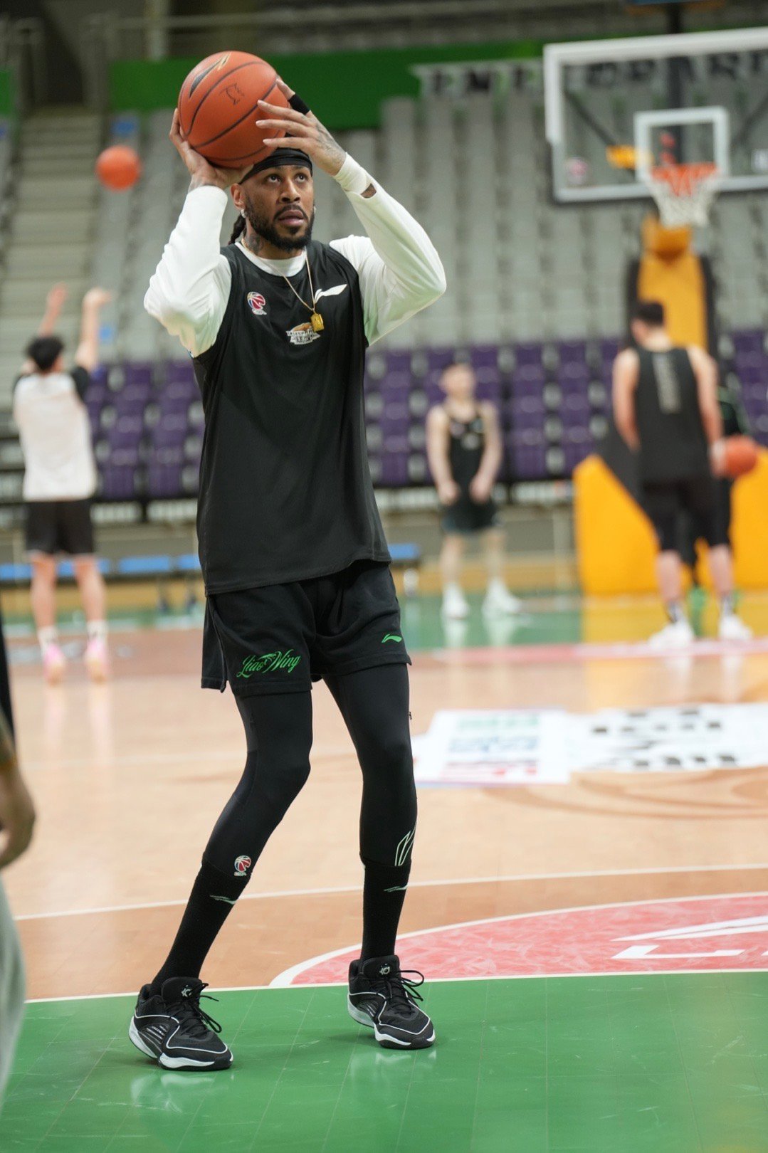 回家心情就是好！大莫一天一套造型，还跟继伟展示他的项链呢