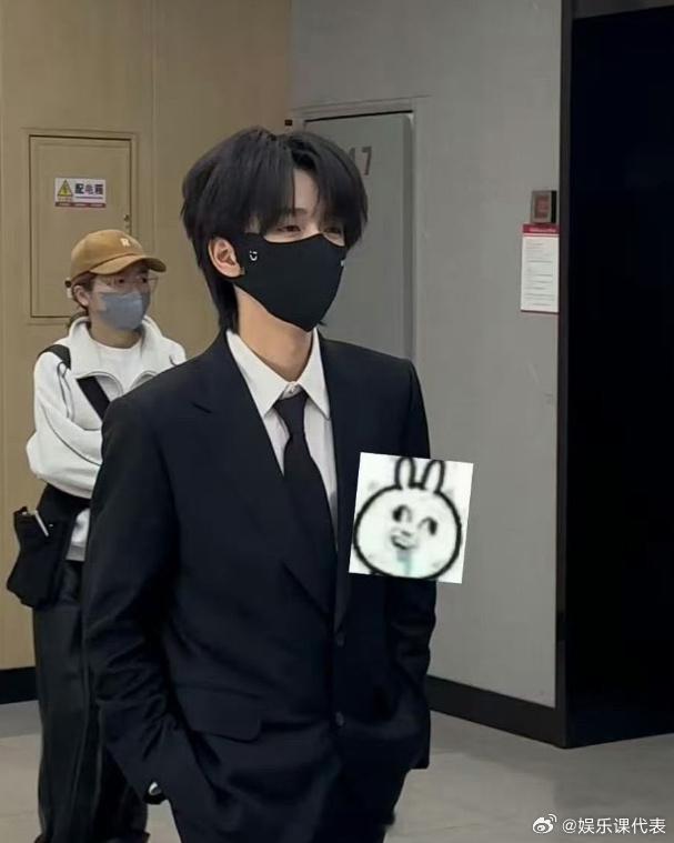 贺峻霖今日毕业答辩 贺峻霖今日毕业答辩，一切顺利！ 