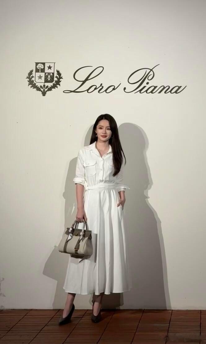 李沁亮相Loro Piana苏州明星晚宴，今天是知性风 