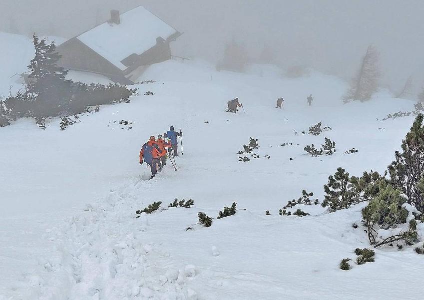 中国女留学生奥地利独自登山陷入积雪失温，救援队徒步吊运脱险
          