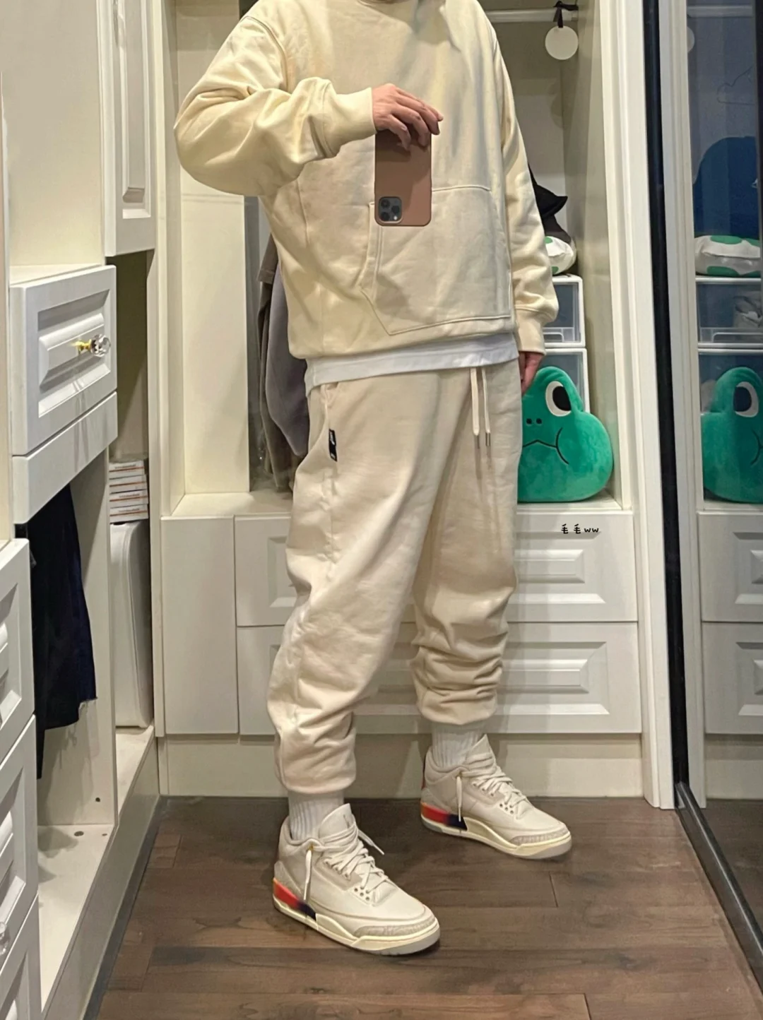 奶油色系｜束脚裤穿搭