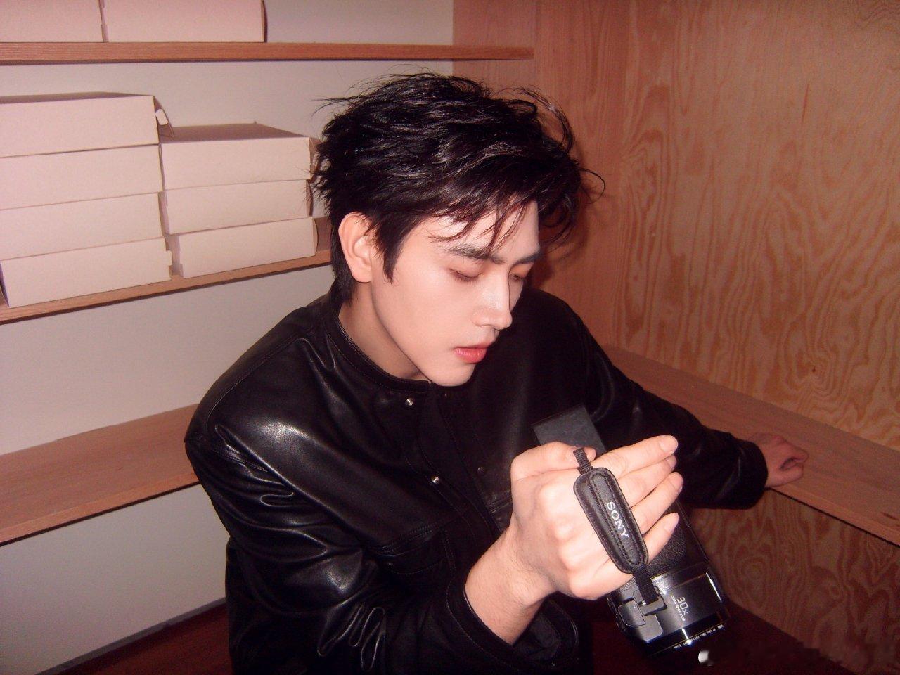 陈飞宇最新营业，阿瑟越来越帅了。。。 