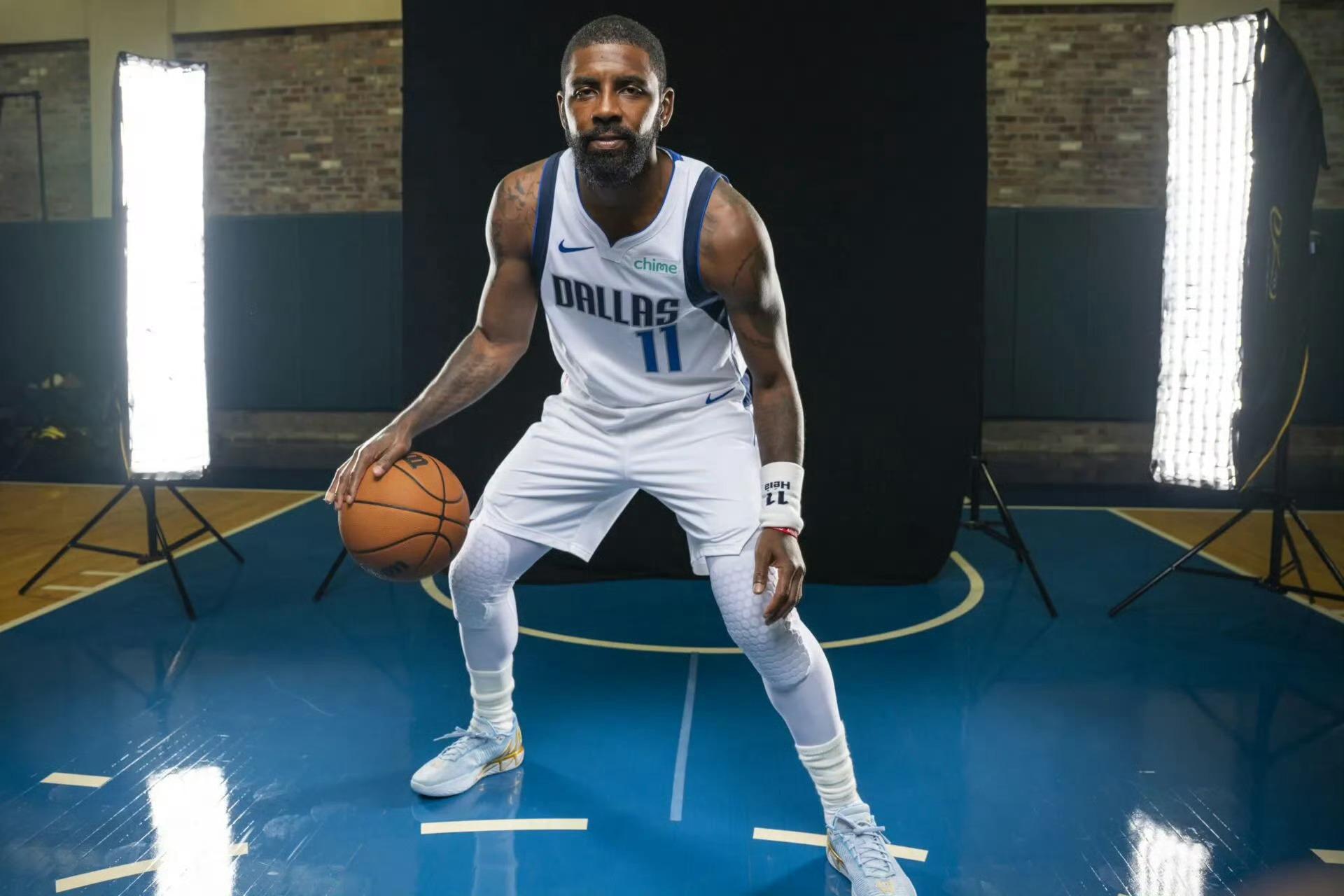 自欧文加盟独行侠以来，共出战128场比赛，场均得到25.5分4.9篮板5.1助攻