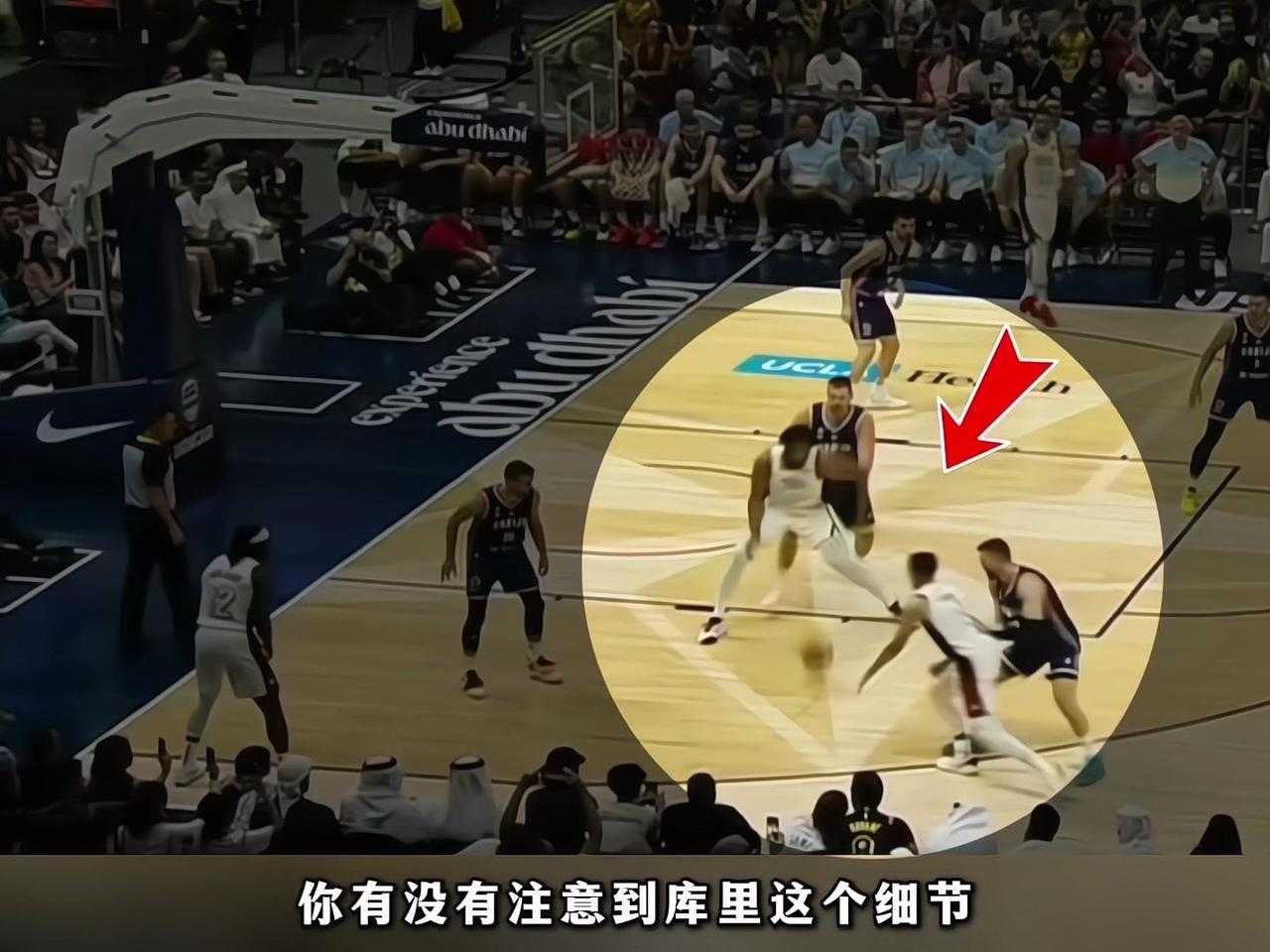 库里哪怕无球往底线跑两步，都能吸引两名防守球员紧跟，本该补防空位霍勒迪的队员全程