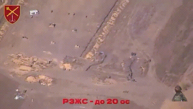 突发！俄罗斯军队前线训练兵营遭乌军发射的美制集束弹打击，死伤惨重。10月16日，