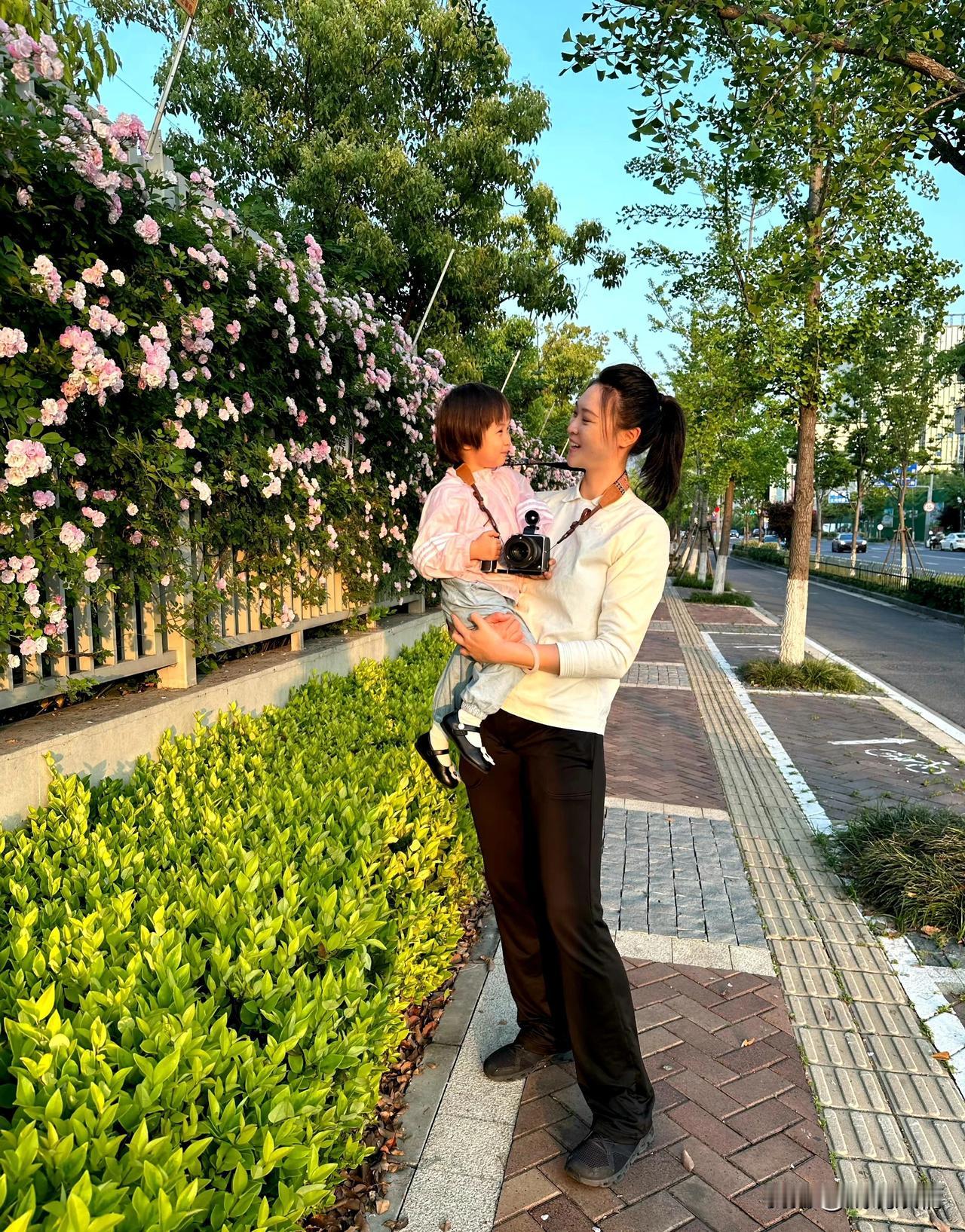 惠若琪晒女儿近照！
4月27日，惠若琪晒出一组女儿小年糕的近照。小年糕身穿粉色外
