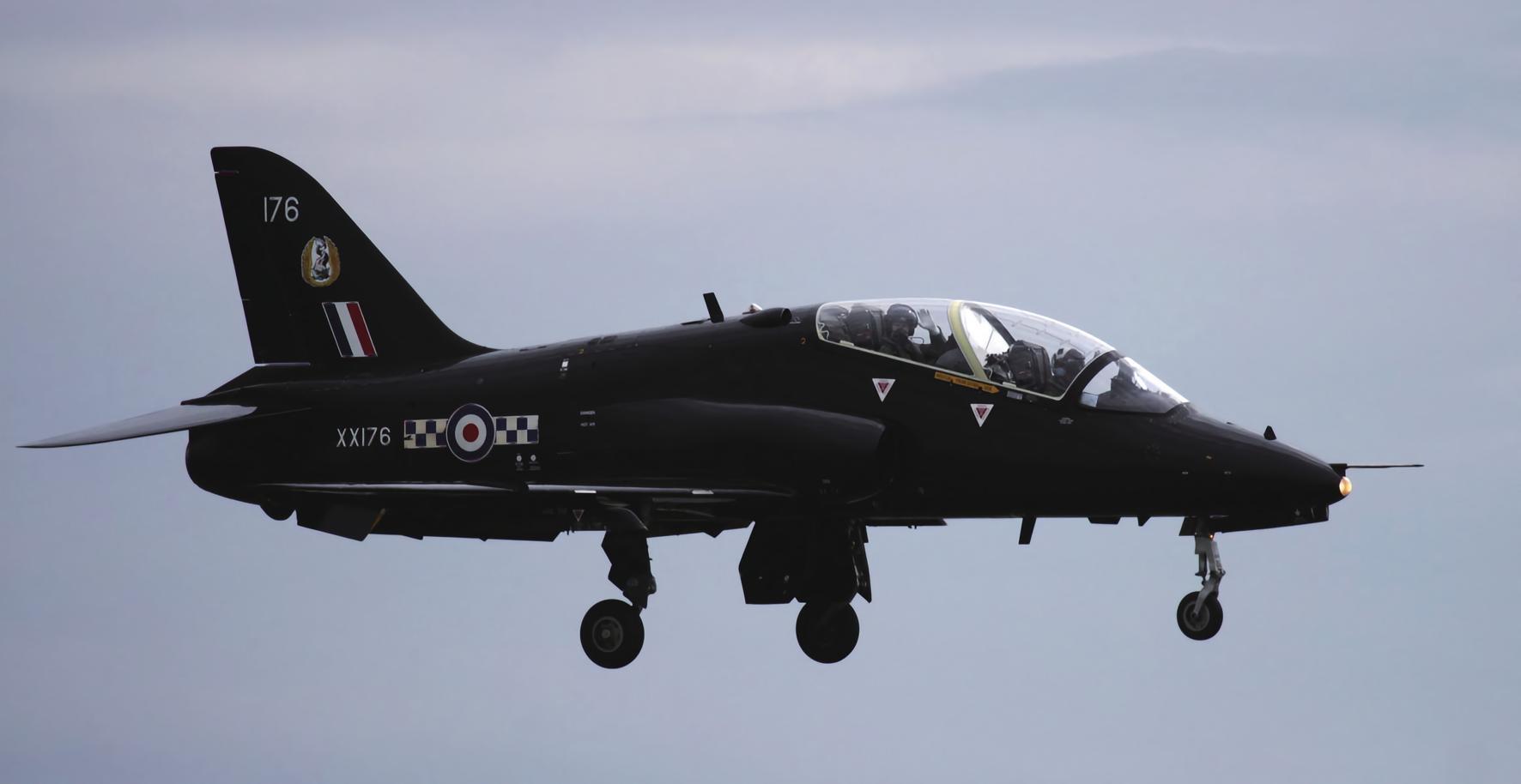 每天认识一件兵器 “鹰”教练机［英］机长：11.86米翼展：9.39米机高：3.