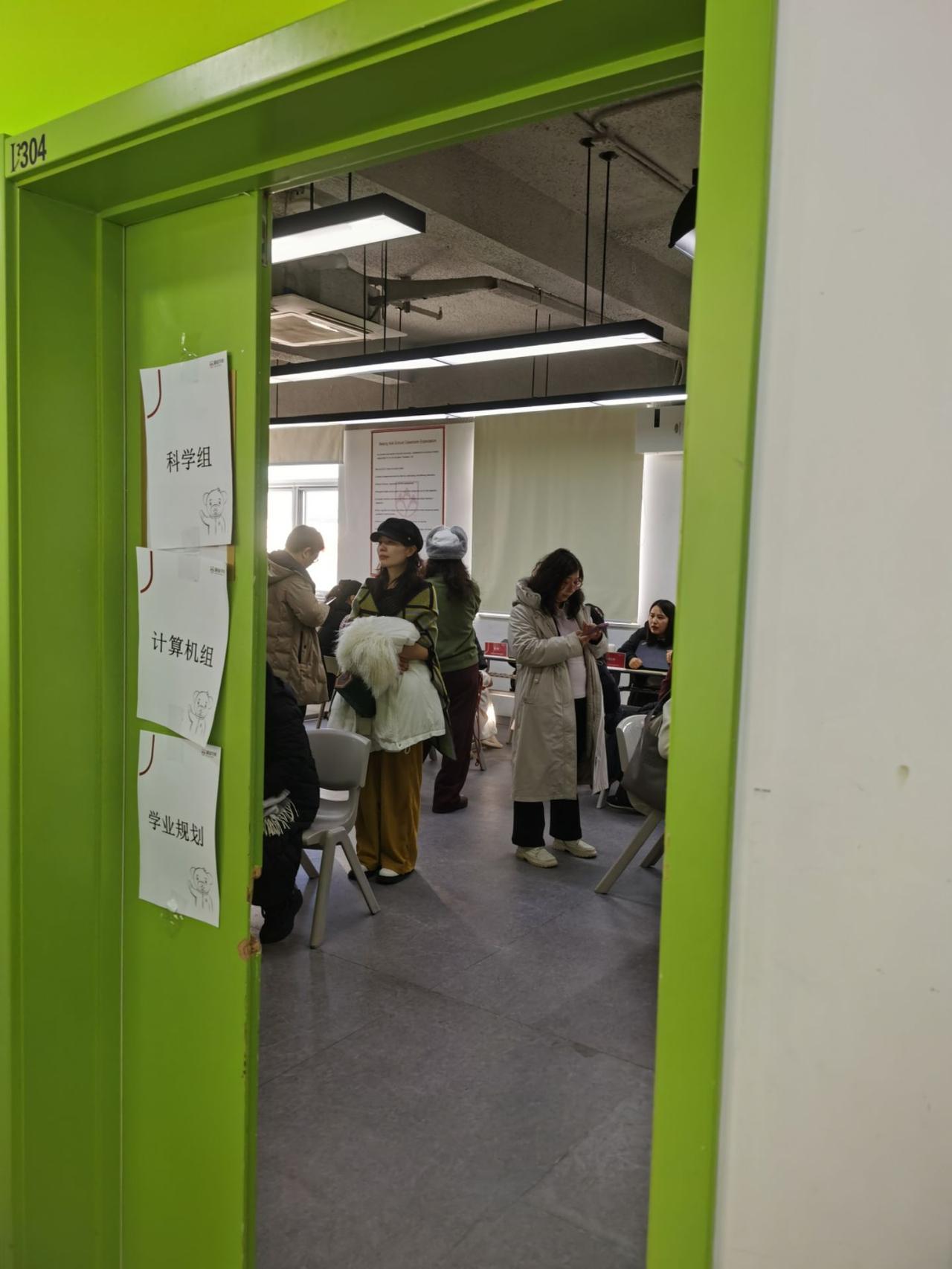 国际中学部九年级家长会后，家长朋友们与班主任和各个学科老师们交流，了解孩子们期末