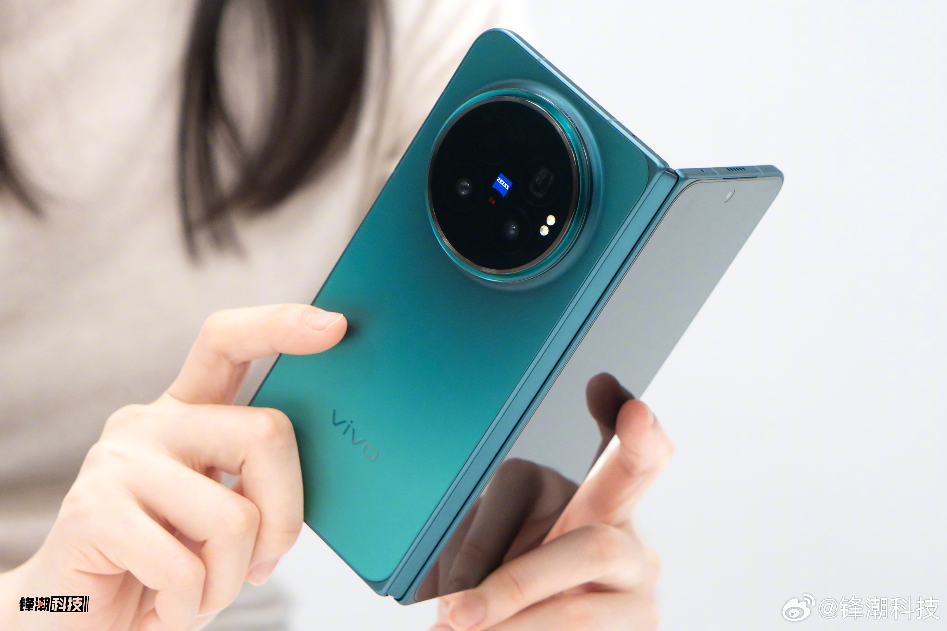 vivo X Fold6，朱珠同款，全新蓝洞配色。独特的，会呼吸的蓝。8.02英