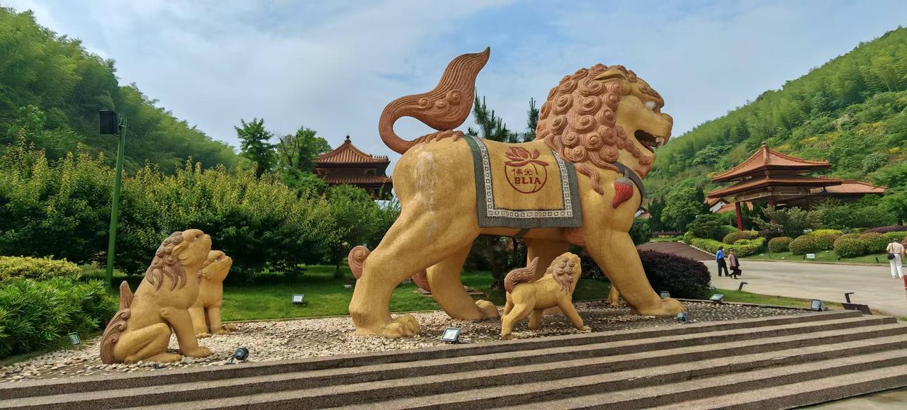 这类石狮造像常见于禅院山门，既作景观装饰，也承载祈福纳祥的美好期许，随手拍下这份