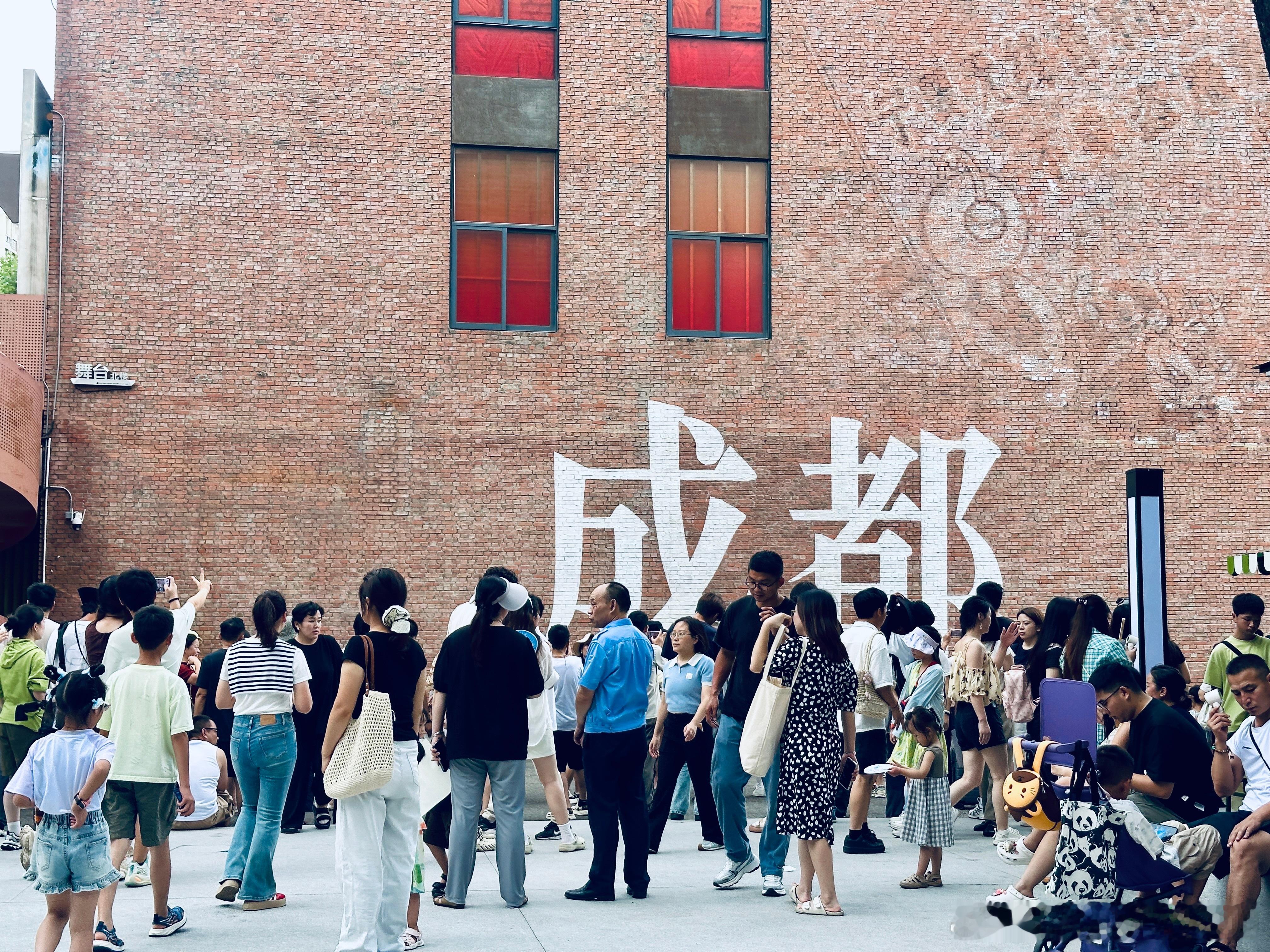 带娃逛逛东郊记忆，之前看到这边iCAR门店里入驻了拓意，就来带孩子来买点喜欢的车