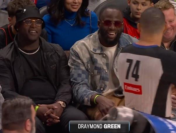 NBA季后赛东部半决赛G2，活塞主场对阵骑士。
比赛中镜头捕捉到，勇士球星追梦来