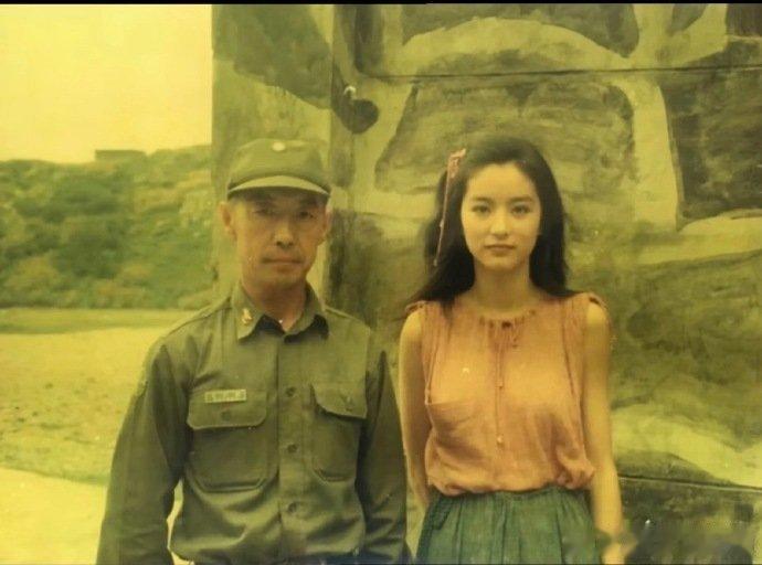 林青霞早期的合照，她的颜值放到现在什么水平啊？ 