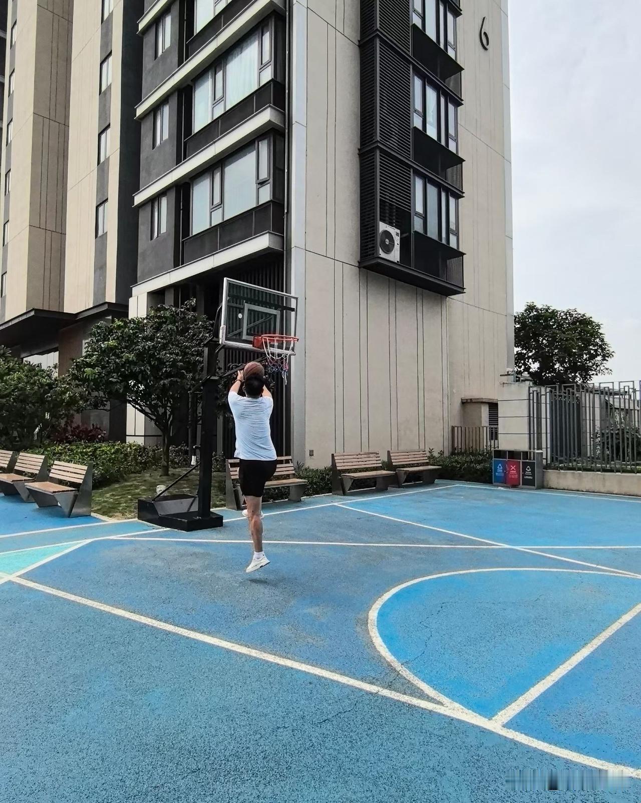 64岁的我，好久没有摸篮球了，看看还有点样子吧？
