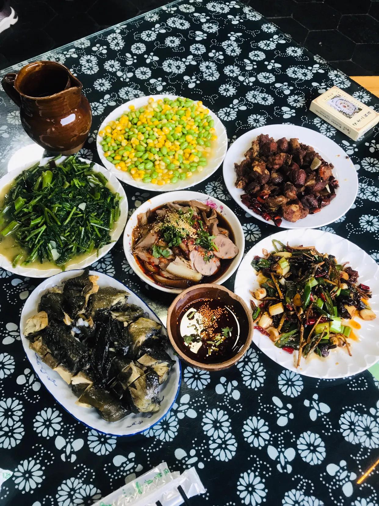 大理巍山古城真是一个适合旅居的地方！

首先这边的消费很低！看看这一桌6道菜，一
