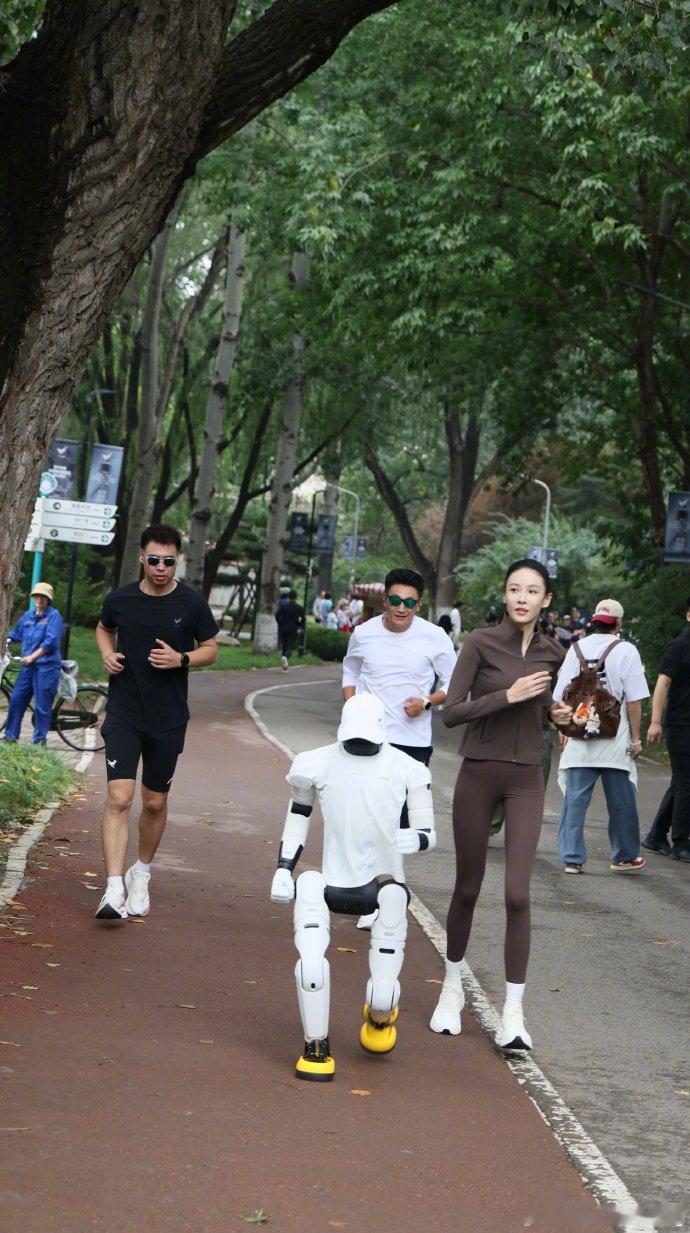 张蓝心和机器人在北京比赛跑步机器人已经很努力在迈步了，奈何遇上张蓝心这种专业选手