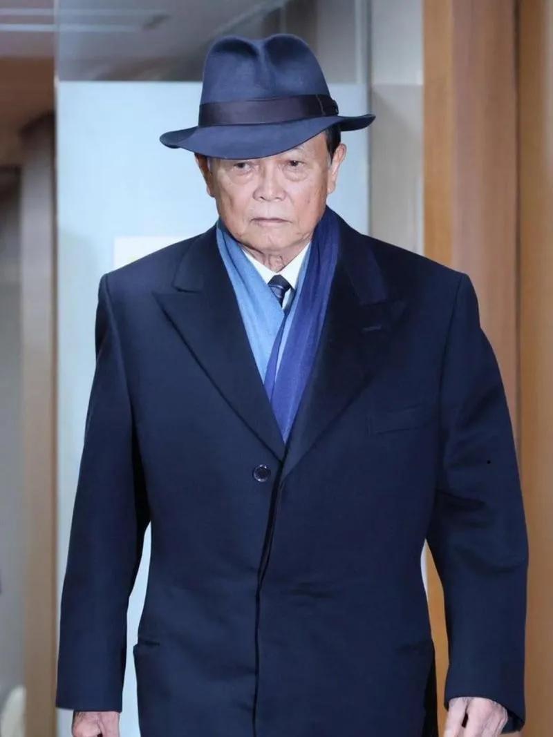 麻生太郎——日本右翼政党自民党副总裁，高市早苗的幕后老板加黑手。高市早苗的“造王