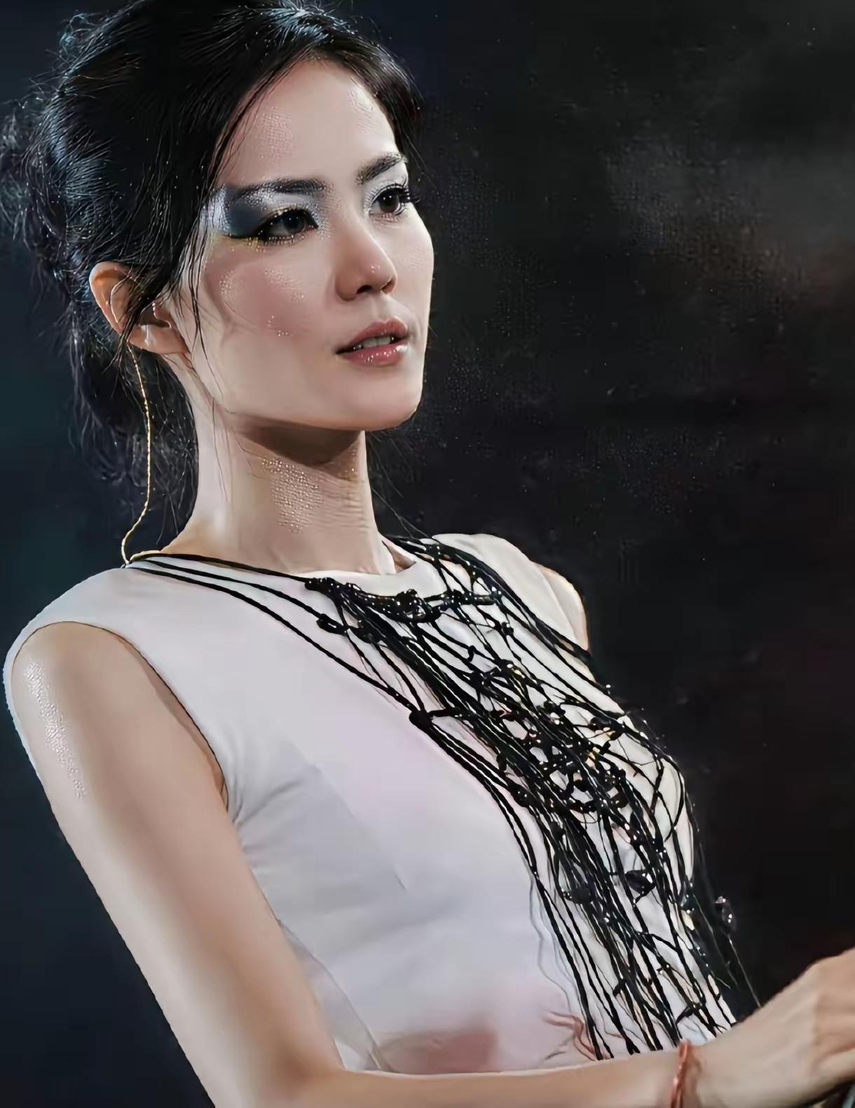 王菲差不多快60岁了吧，这个年龄还这么美呢！平时得有多自律呀！