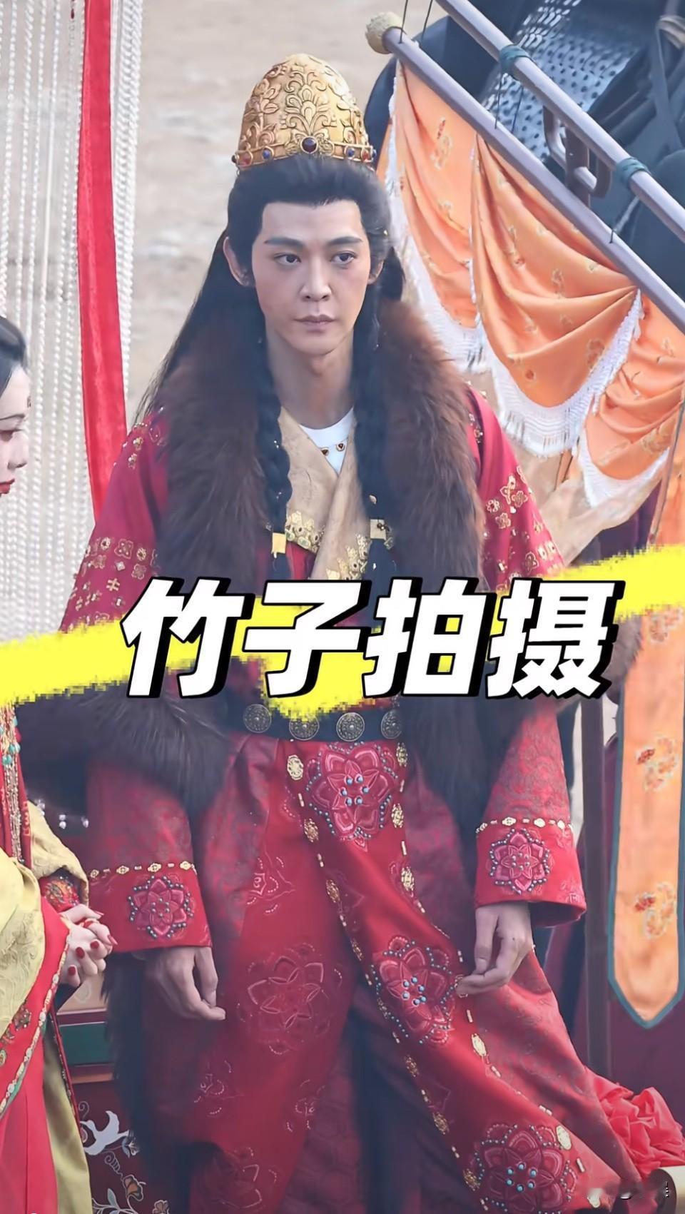 妆造问题吧 ？前几天见他还挺帅的[笑哭]这妆造感觉老十岁！！

我记得他刚有点热