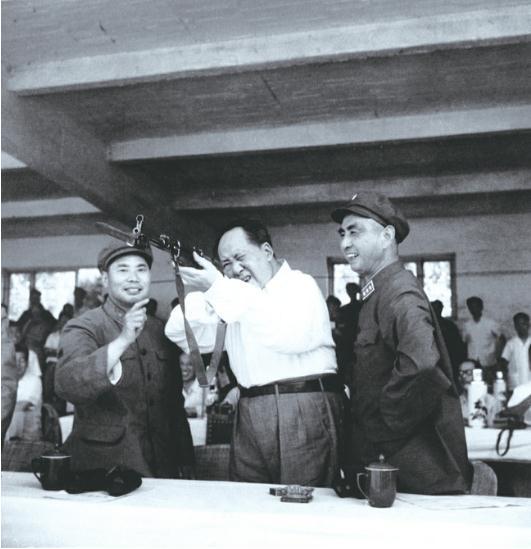 一生不摸枪的统帅
 
毛主席是带领千万将士打赢无数硬仗的统帅，一辈子却几乎从不持