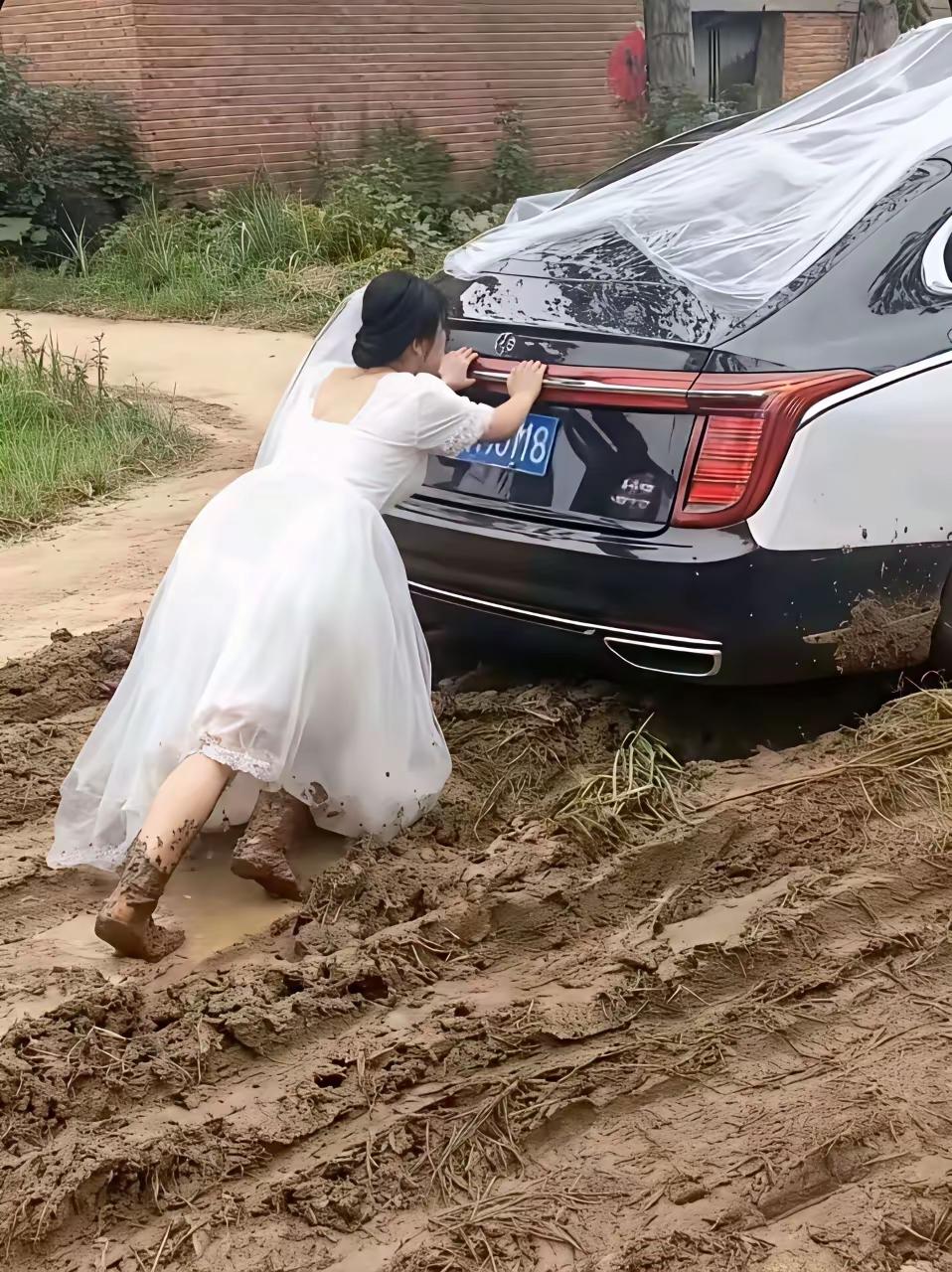 你能敢信？一场农村泥地上的酒席，新娘直接成了全场焦点，大家都在喊“新娘真猛”，这