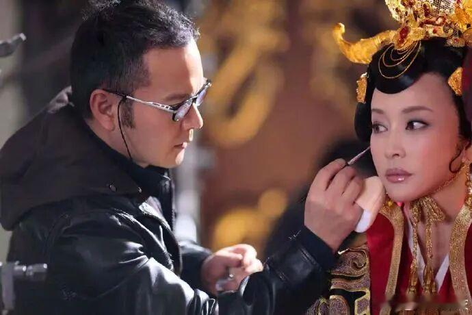 75岁刘晓庆将再演武则天，还是毛戈平为她化妆。刘晓庆确实正在准备拍摄竖屏微短剧《